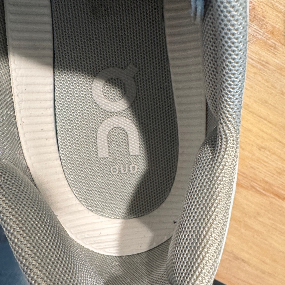 On Running Light Gray/White Mesh Running Shoes - Picture 7 of 8
